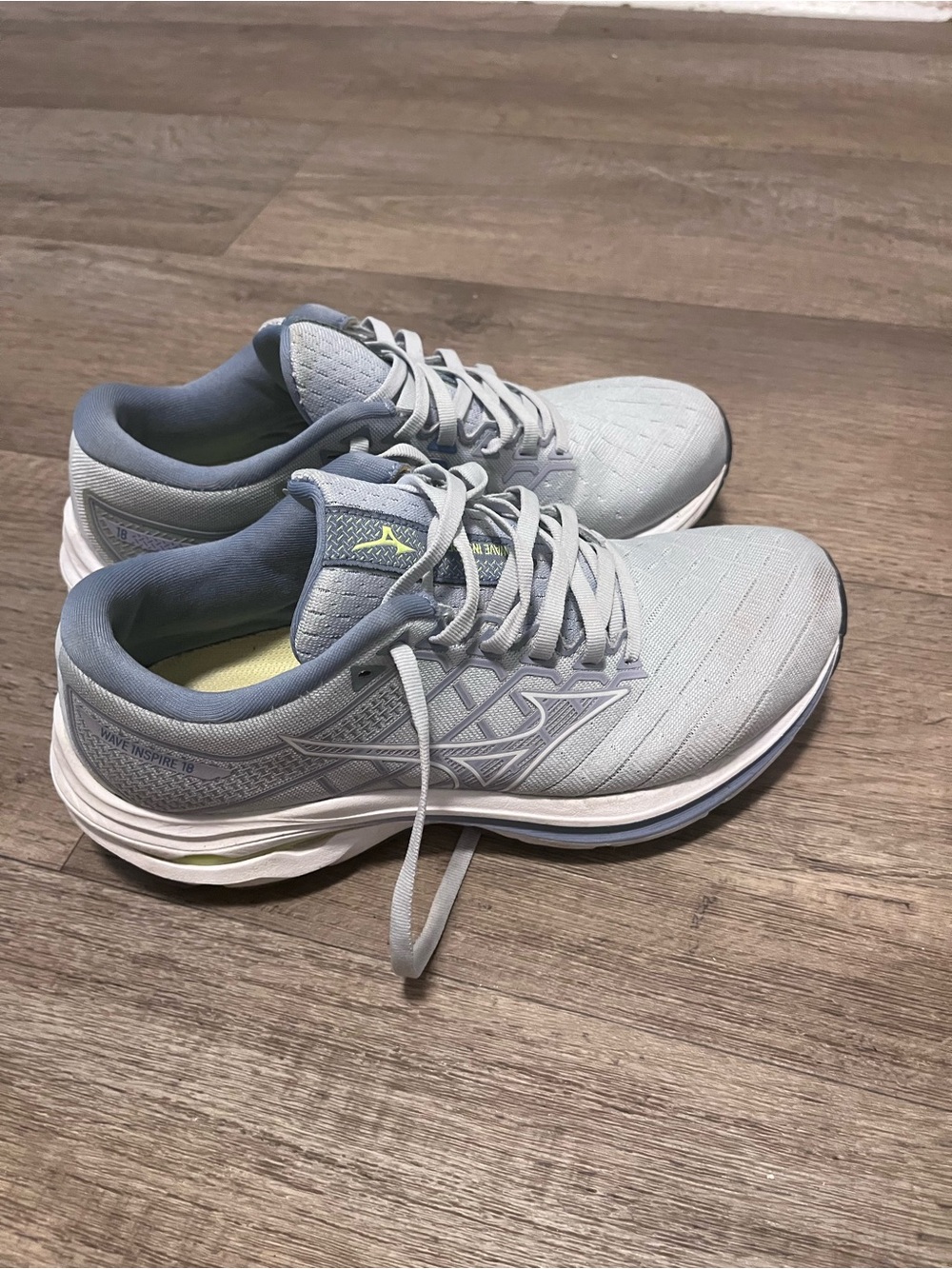 Mizuno Women's Light Gray Athletic Running Shoes with Subtle Lime Accent
